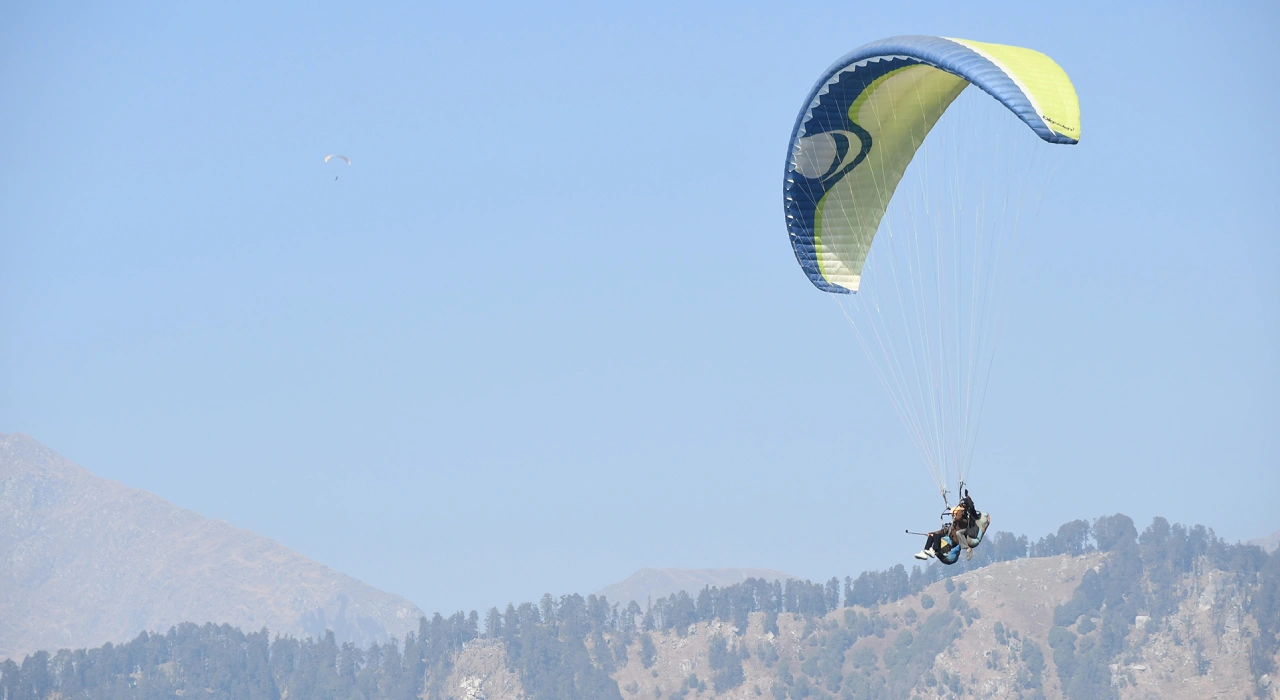 best time to do paragliding