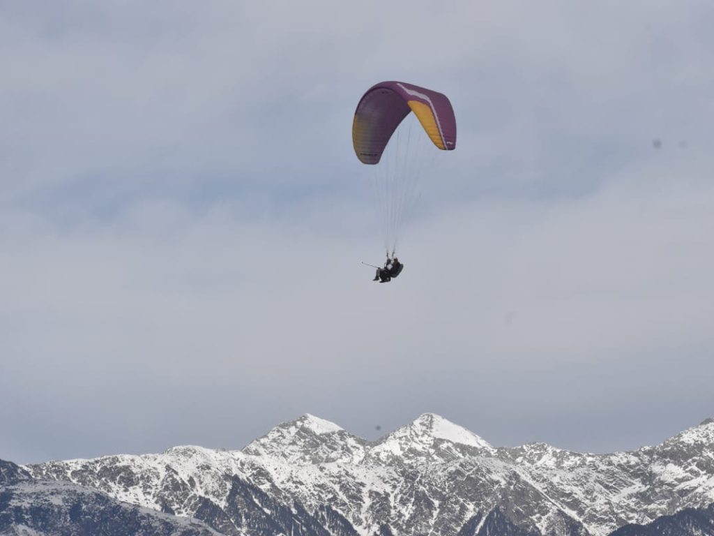 Winter Paragliding in Bir Billing 1 bir billing paragliding ride on snowfall